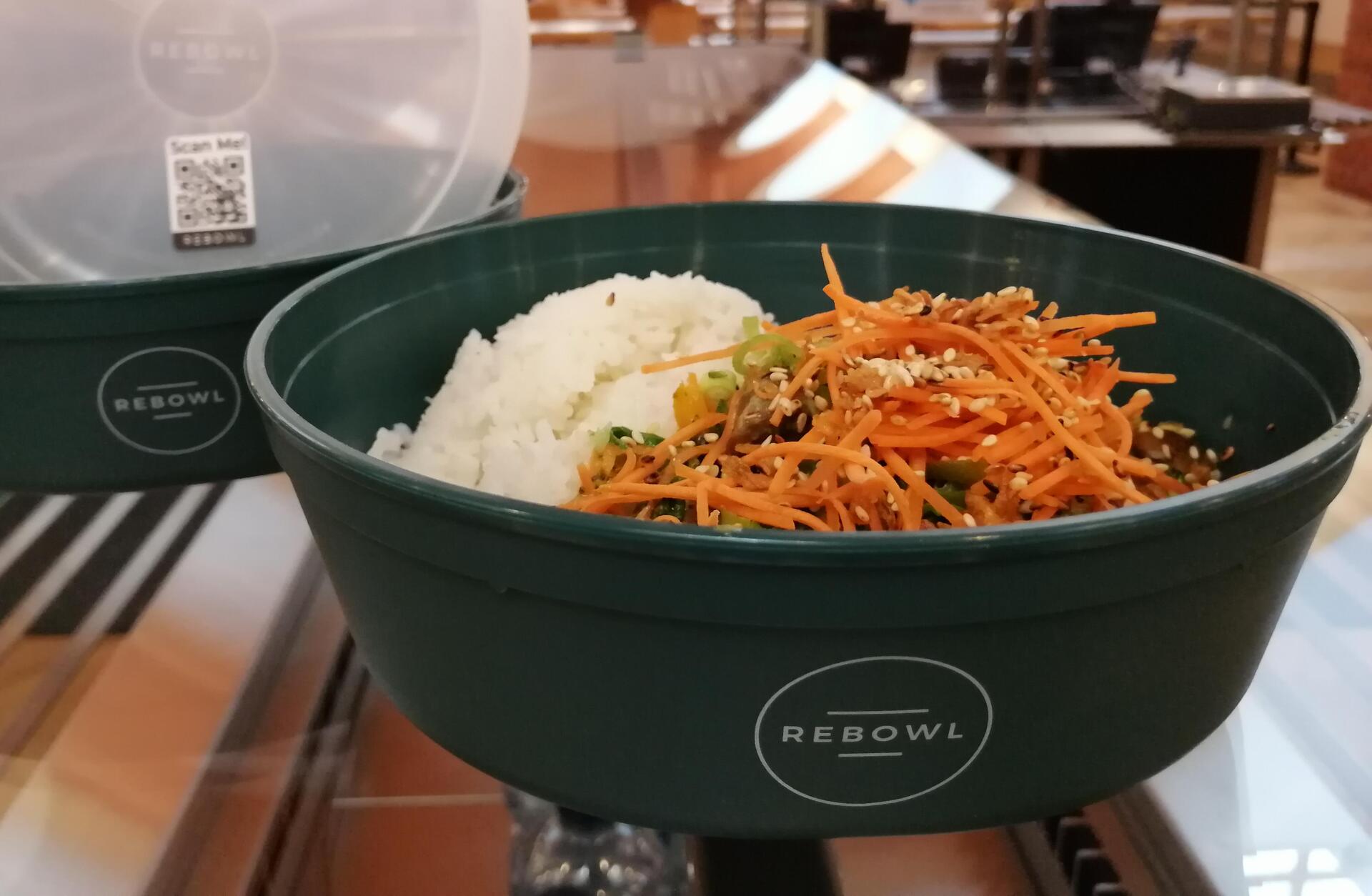 Rebowl gefüllt mit Reis und Gemüse